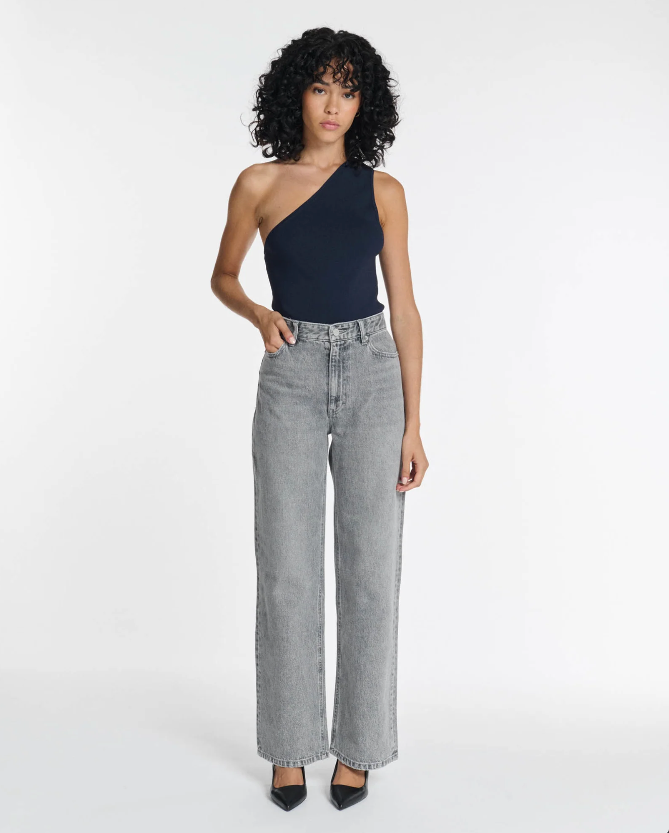 Les jeans gris : polyvalence et style