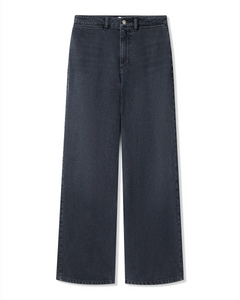 Jean pour femme en denim 100% coton de couleur bleu nuage, coupe droite et taille haute, conçu pour s'adapter à toutes les morphologies avec un confort optimal.