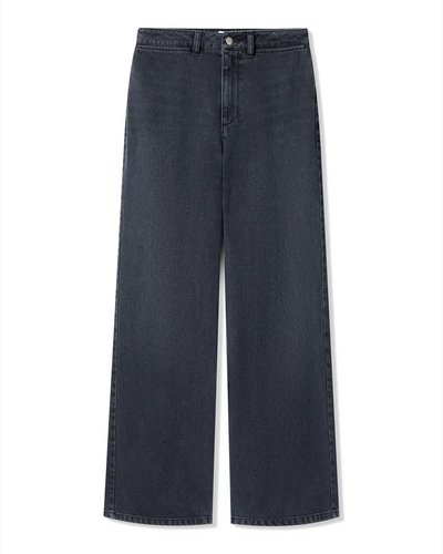 Jean pour femme en denim 100% coton de couleur bleu nuage, coupe droite et taille haute, conçu pour s'adapter à toutes les morphologies avec un confort optimal.