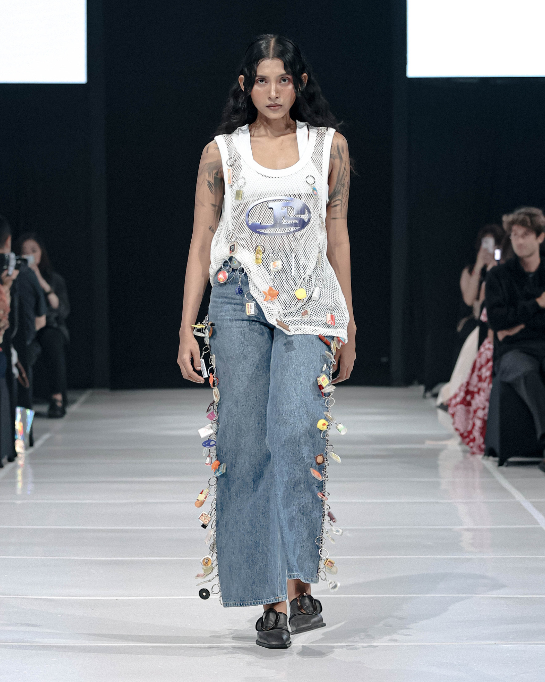 Jean en denim bleu clair 100% coton avec coupe droite large et détails décoratifs colorés le long des côtés, offrant un style estival décontracté pour femme.