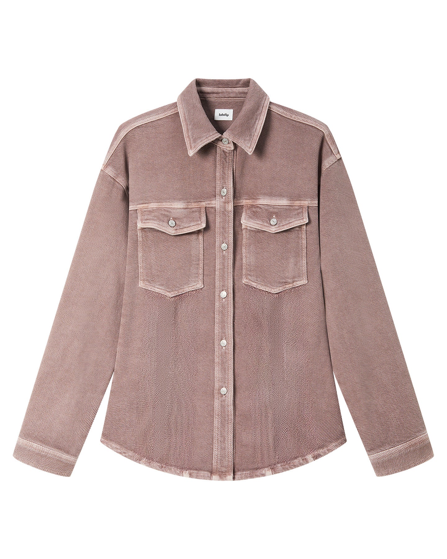 Chemise en denim doux couleur wisteria, coupe droite avec poches poitrine boutonnées, idéale pour un style casual et élégant au quotidien.
