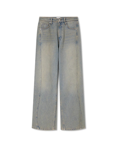 Jean large en denim 100% coton de couleur bleu acidulé avec coupe droite, offrant une tenue confortable et s'adaptant à toutes les morphologies féminines.