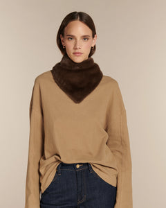 Jean pour femme en denim bleu foncé 100 % coton avec taille haute et coupe droite, offrant un ajustement confortable et adapté à toutes les morphologies.
