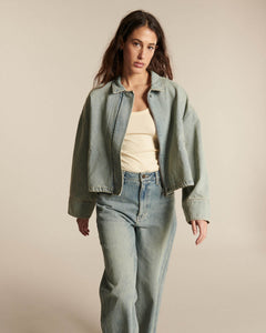 Jean femme en denim bleu clair, coupe droite et taille haute, en coton robuste et légèrement délavé pour un style casual et confortable.
