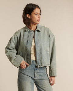 Jean pour femme en denim 100 % coton de couleur bleu délavé, coupe droite confortable s'adaptant à toutes les morphologies, idéale pour un look estival tendance.