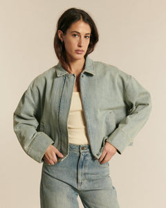 Jean pour femme en denim 100 % coton couleur bleu délavé, coupe droite avec une taille haute ajustée qui s’adapte à toutes les morphologies.