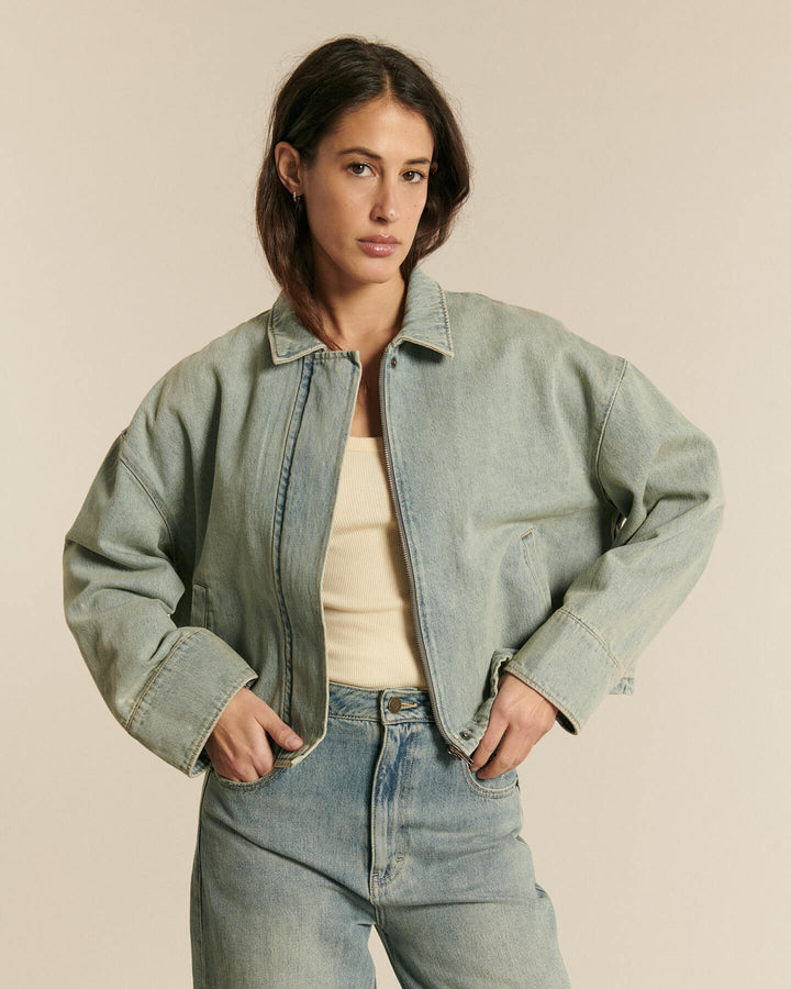 Jean pour femme en denim 100 % coton couleur bleu délavé, coupe droite avec une taille haute ajustée qui s’adapte à toutes les morphologies.