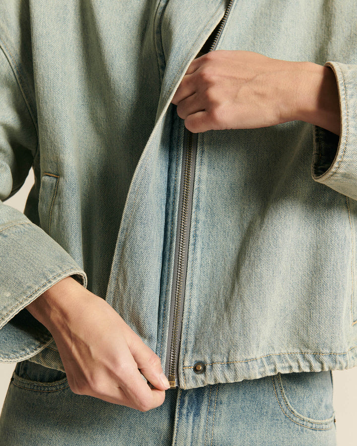 Jean femme en denim bleu clair 100 % coton avec coupe droite, légèrement délavé pour un style casual et confortable adapté à toutes les morphologies.