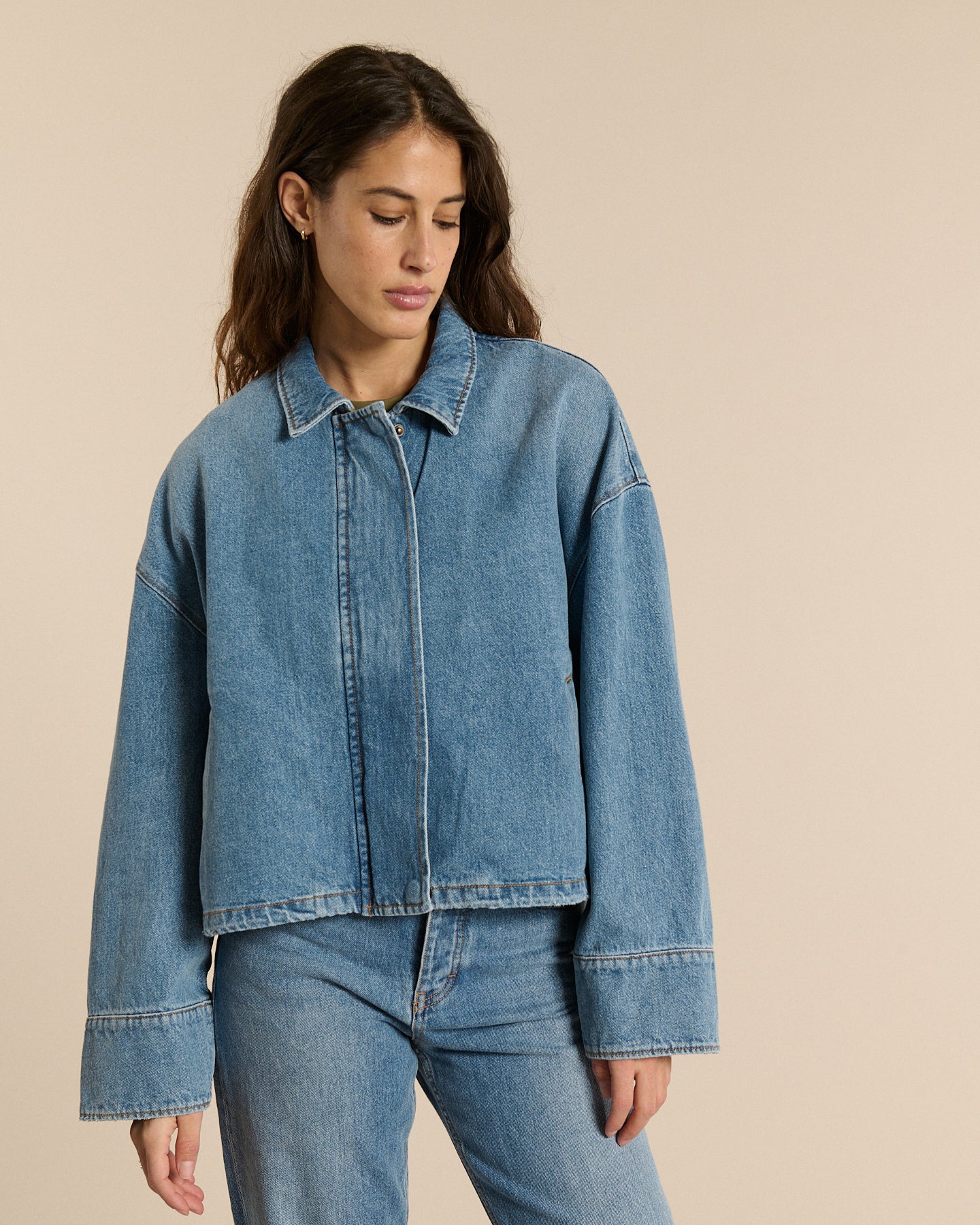 Jean femme en denim bleu stone fade avec coupe droite, tissu 100 % coton, finition douce et effet légèrement délavé pour un style casual et confortable.