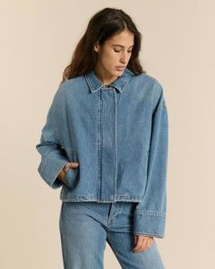 Jean femme en denim bleu stone fade avec coupe droite ajustée, matière 100% coton offrant un tombé naturel et confortable, idéal pour toutes les morphologies.