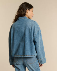 Jean en denim stone wash de couleur bleu clair avec coupe droite et taille haute, matière 100% coton adaptée à toutes les morphologies féminines.