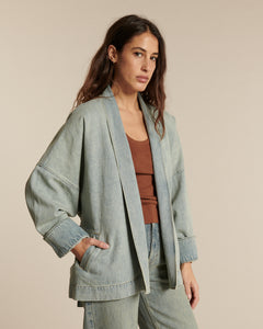 Jean femme en denim léger bleu délavé, coupe droite confortable et légèrement ample, matière 100 % coton adaptée à toutes les morphologies.
