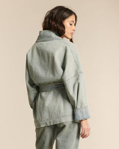 Jean en denim bleu délavé clair avec une coupe droite confortable, conçu pour s’adapter à toutes les morphologies féminines.