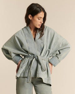 Jean pour femme en denim bleu clair délavé, coupe droite ajustée offrant un tombé fluide et confortable, matière coton souple adaptée à toutes les morphologies.