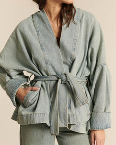 Jean en denim bleu clair, confectionné en coton, avec une coupe droite et un effet légèrement délavé pour un style décontracté et féminin.