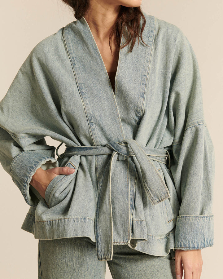 Jean en denim bleu clair, confectionné en coton, avec une coupe droite et un effet légèrement délavé pour un style décontracté et féminin.