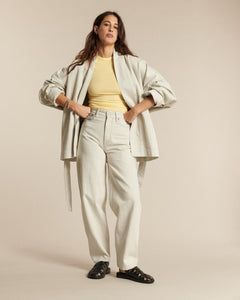 Jean femme en denim non teinté couleur granit clair, coupe droite ample et confortable, matière coton épaisse et souple adaptée à toutes morphologies.