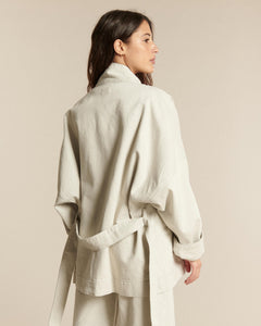 Jean en denim non teint de couleur granit clair, coupe droite et ajustée, conçu en coton épais pour un confort durable et un style naturel féminin.