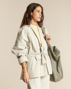 Jean pour femme en denim non teinté granit clair, coupe droite, tissu 100 % coton, offrant une silhouette élégante et confortable adaptée à toutes les morphologies.