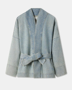 Veste en denim bleu clair effet délavé, coupe droite avec manches larges et ceinture à nouer, conçue pour un style décontracté et adaptable.