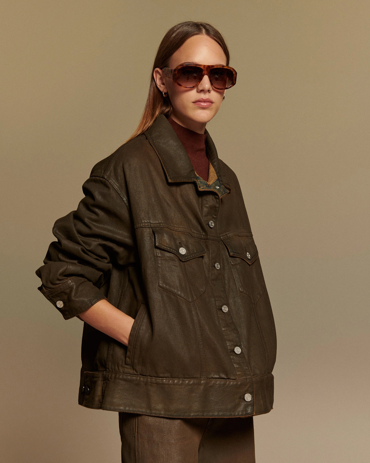 Jean pour femme en denim marron foncé avec coupe droite et ajustée, matière épaisse et structurée idéale pour toutes les morphologies.