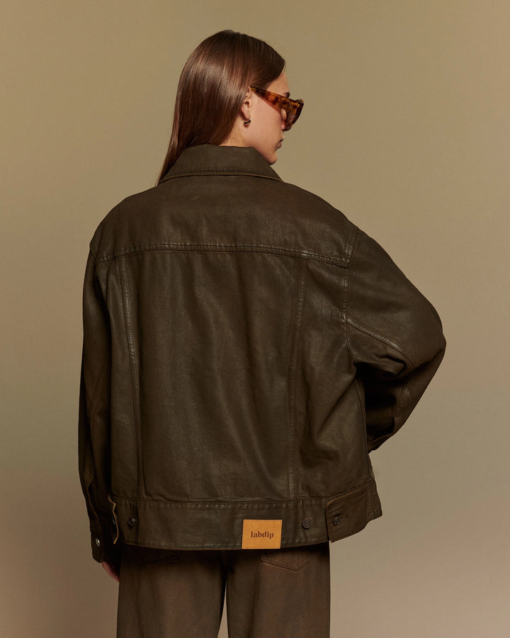 Jean droit en denim marron foncé avec une coupe ajustée et une matière épaisse en 100 % coton, offrant un look élégant et confortable pour femme.