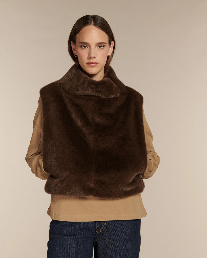 TOPS & VESTES →
