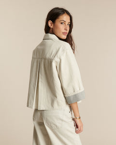 Jean femme en denim non teinté couleur granit clair, coupe droite et ajustée, matière 100 % coton offrant un confort naturel et une adaptation à toutes les morphologies.