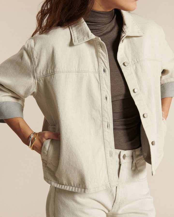Jean en denim 100 % coton non teint, de couleur granit clair, coupe droite ajustée offrant un tombé élégant et confortable pour femme.