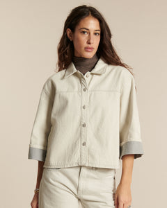 Jean femme en denim 100 % coton non teinté couleur granit clair, coupe droite légèrement ample, matière rigide et confortable adaptée à toutes les morphologies.