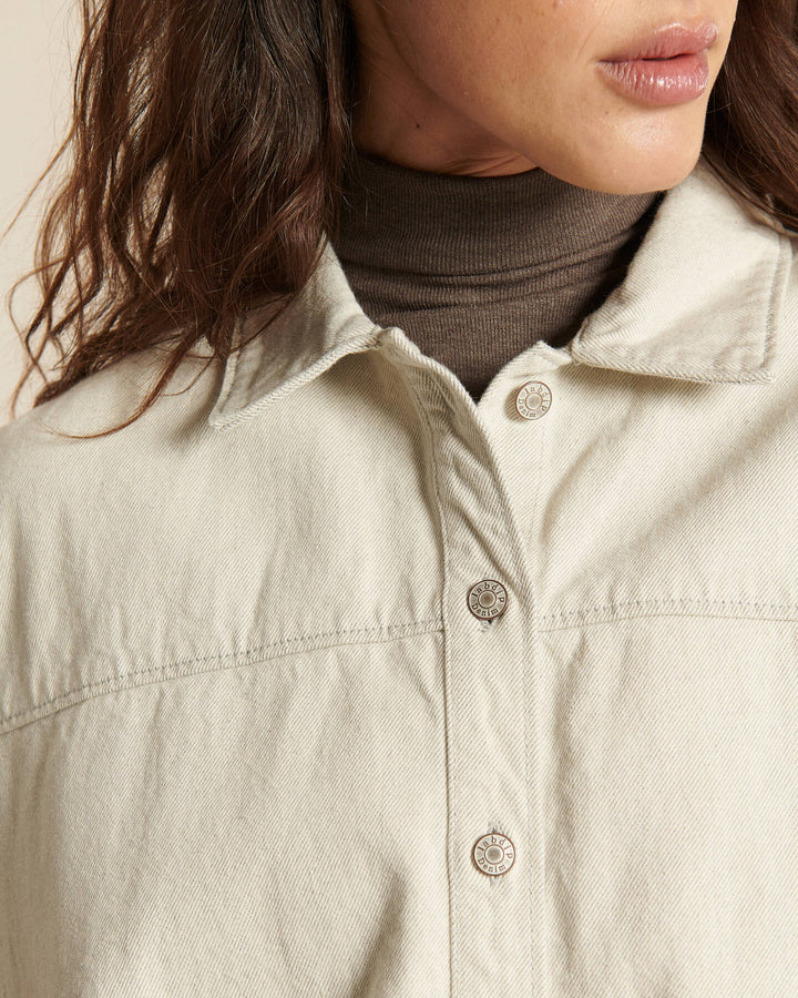 Jean femme en denim non teinté couleur granit clair, coupe droite légèrement ample, confection en coton 100 % pour un confort optimal et un style naturel.