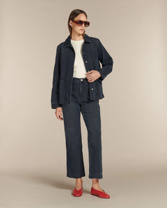 Jean droit en denim bleu foncé 100 % coton avec une coupe confortable adaptée à toutes les morphologies, idéal pour un look casual et moderne.