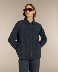 Veste en denim bleu foncé avec coupe droite et boutons argentés, offrant un style épuré et adaptable, idéale pour un look casual et féminin.