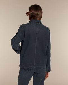 Jean denim femme de couleur bleu foncé, coupe droite, matière 100% coton avec une finition légèrement délavée, idéale pour s'adapter à toutes morphologies.