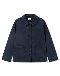 Veste en denim bleu foncé, coupe droite avec col classique, boutons métalliques et poches plaquées, idéale pour un style casual et polyvalent.