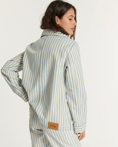 Jean en denim coton indigo clair avec rayures blanches, coupe droite et ajustée, offrant une silhouette confortable et élégante pour femme.