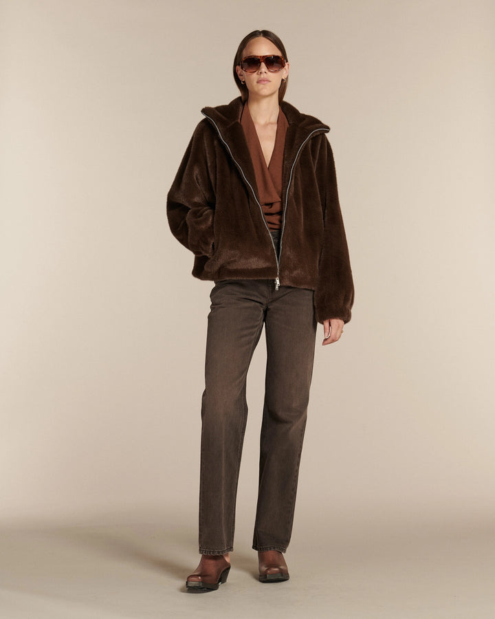 Jean droit en denim marron foncé, coupe classique avec une taille mi-haute et un tombé fluide adapté à toutes les morphologies féminines.