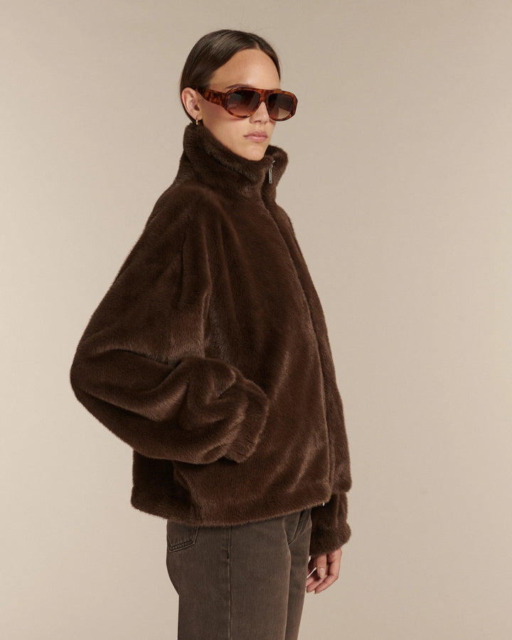 Jean en denim de couleur marron foncé avec une coupe droite ajustée, matière 100% coton offrant un tombé structuré et un style casual féminin.