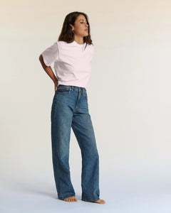 Jean droit en denim bleu moyen, coupe fluide et confortable, idéal pour femme, conçu en coton de qualité pour un porté agréable et adapté à toutes les morphologies.