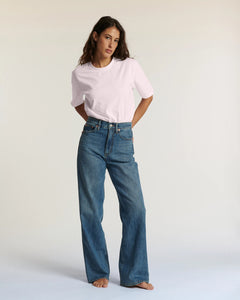 Jean en denim bleu moyen 100 % coton, coupe flare large et fluide, s'adaptant parfaitement à toutes les morphologies féminines pour un confort optimal.