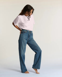 Jean femme en denim bleu moyen, 100 % coton, coupe droite avec une taille haute qui s’adapte à toutes les morphologies pour un confort optimal.