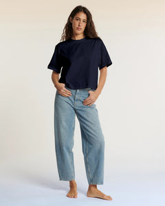 Jean femme en denim 100% coton bleu clair avec coupe droite et légèrement ample, conçu pour s’adapter à toutes les morphologies avec un style casual et confortable.