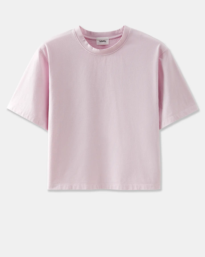 T-shirt femme en coton doux de couleur rose clair avec coupe ample et col rond, idéal pour un style décontracté et confortable au quotidien.