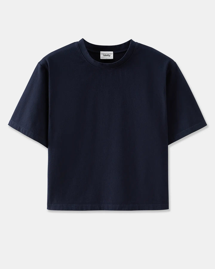 T-shirt femme en coton bleu marine, coupe droite et décontractée, idéal pour un style casual et facile à assortir avec un jean pour femme.
