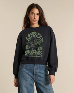 Jean droit en denim bleu clair, coupe classique avec taille haute et ajustement confortable, adapté à toutes les morphologies féminines.