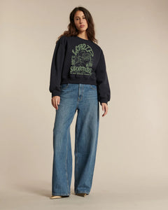 Jean droit en denim bleu clair 100 % coton avec une coupe large adaptée à toutes les morphologies pour un look décontracté et confortable.