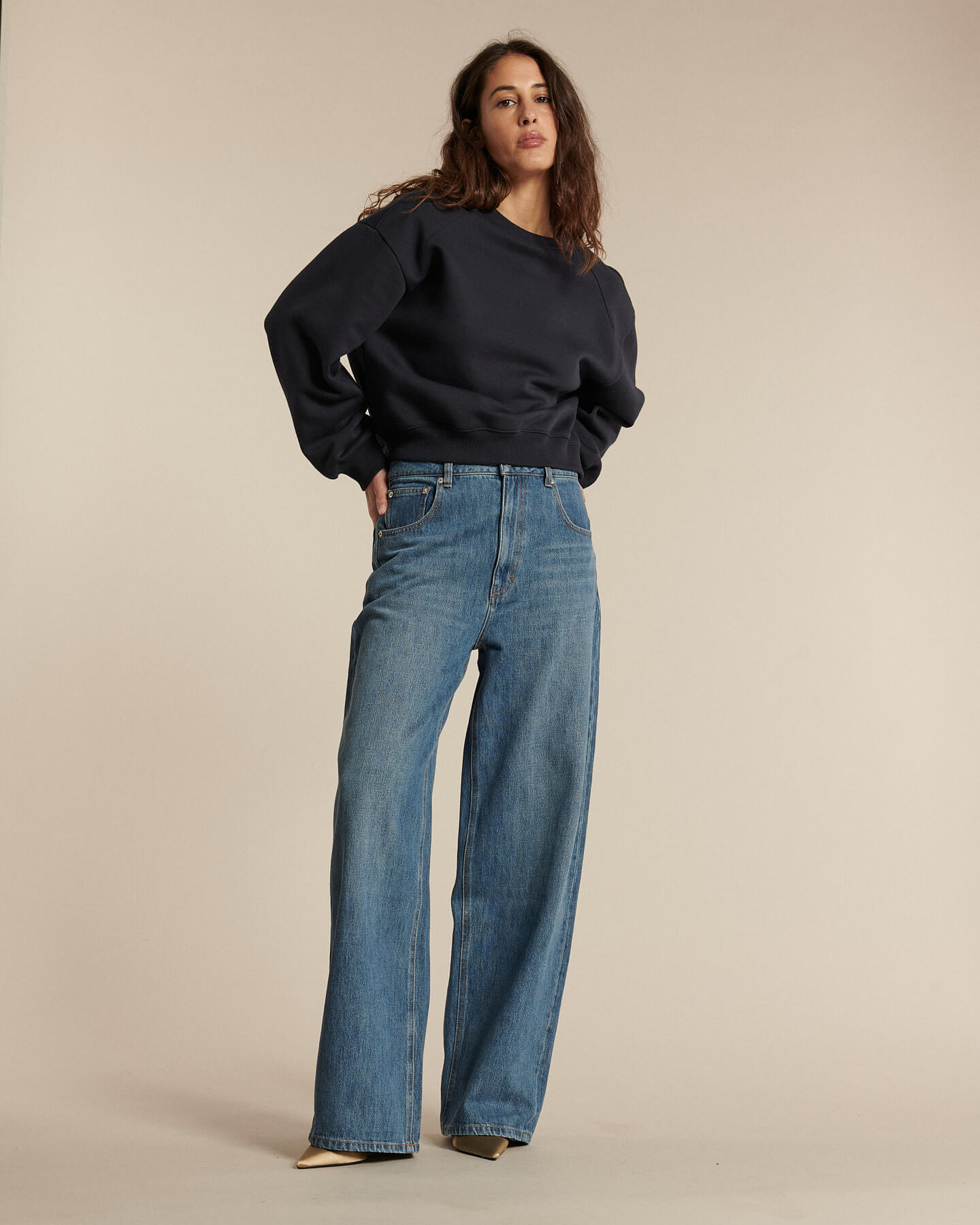 Jean en denim bleu clair 100% coton avec coupe large et droite qui s'adapte à toutes les morphologies pour un confort optimal.