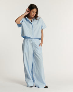 Pantalon large en popeline légère bleu clair, coupe fluide et décontractée adaptée à toutes les morphologies pour un style estival féminin et confortable.