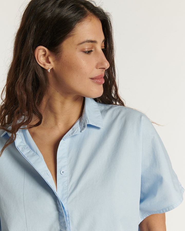 Jean femme en popeline légère bleu clair de coupe droite, tissu coton doux et ajusté pour un confort estival et une silhouette élégante.