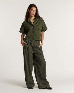 Pantalon femme en popeline kaki, coupe large et fluide avec taille élastique, matière légère et confortable adaptée à toutes les morphologies.
